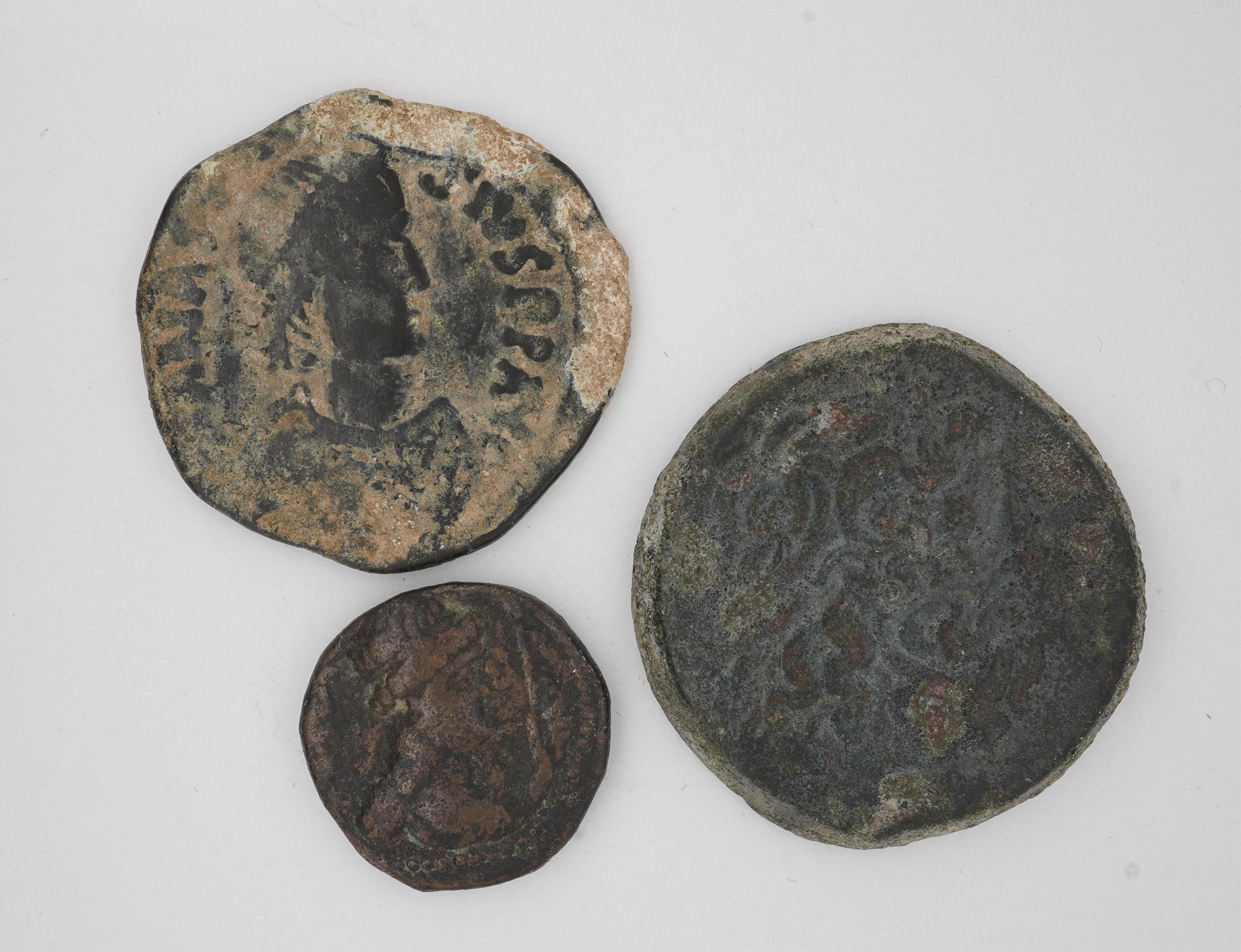 Ptolemaic kings of Egypt, Ptolemy III Euergetes (246-221), Bronze, Alexandria, 246-221 BC, AE, 34g, Byzantine Coinage, Anastasius, First period, Follis, Constantinople, rev. large M, and another AE coin (3)